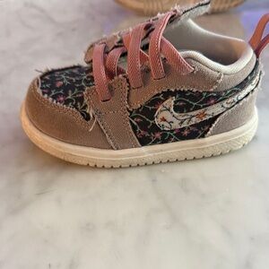 Girls Jordan 1’s!! Size 6c